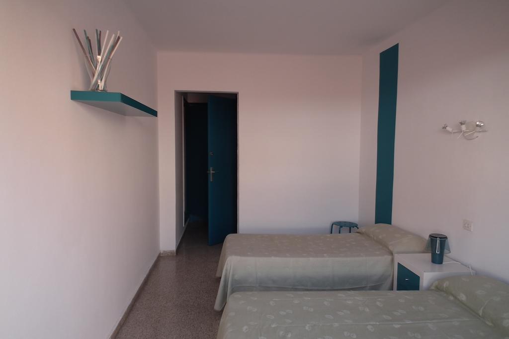 Hostal San Carlos Otel Lloret de Mar Oda fotoğraf